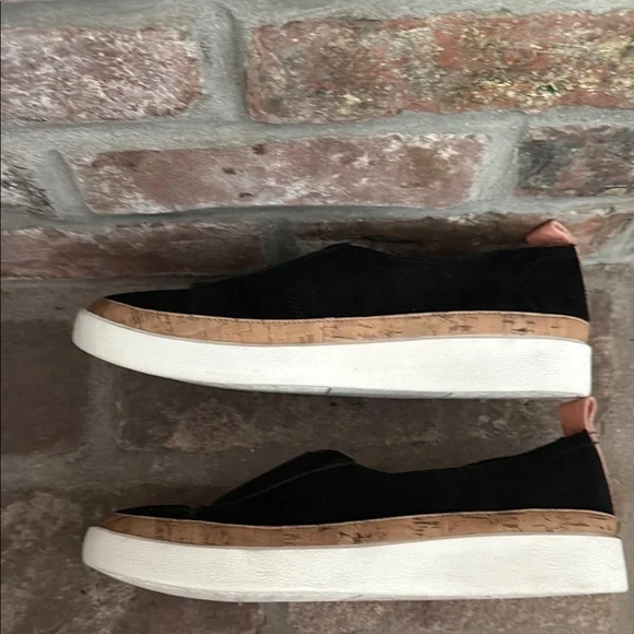 Vionic Levy, Black and Tan Slip-On Sneakers. Ladies size 8 Great condition - Picture 3 of 6